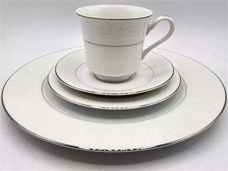 "Wakefield" Dinner Service & Serving Pieces