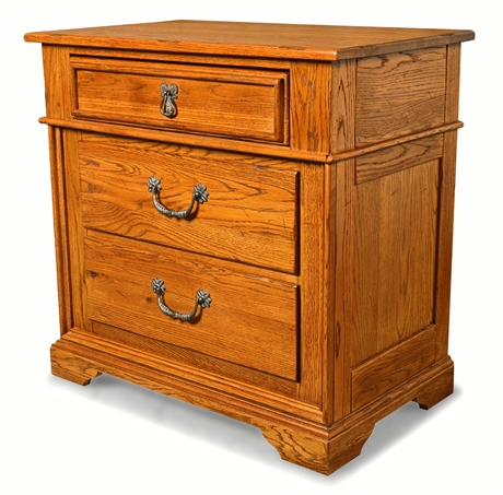 Lexington American Country West Nightstand – Solid Oak, 3 Drawer