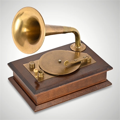 Vintage Gramophone Music Box – Wood & Brass, Plays Memory from Cats