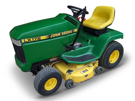 John Deere LX172 Riding Lawn Mower
