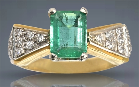 Elegant Yellow & White Gold Colombian Emerald and Diamond Ring