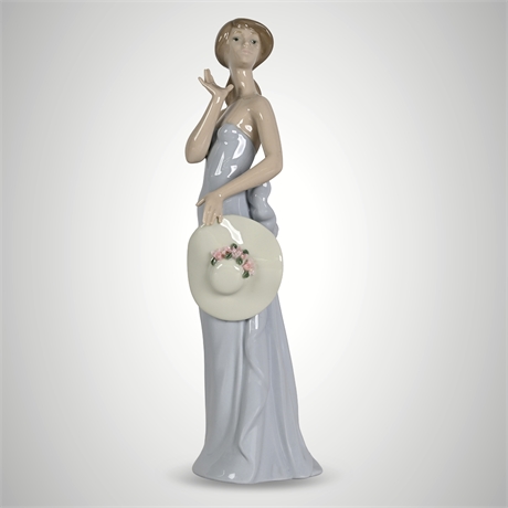 Lladró Dama Esquiva #5599 Porcelain Lady Figurine w Hat Box