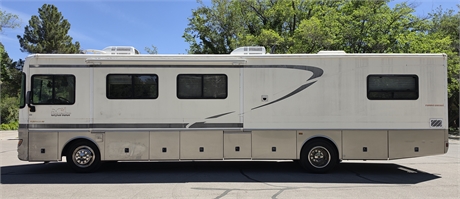 2002 Fleetwood Bounder 39Z — Cummins ISB Diesel Pusher, Freightliner Chassis, 44