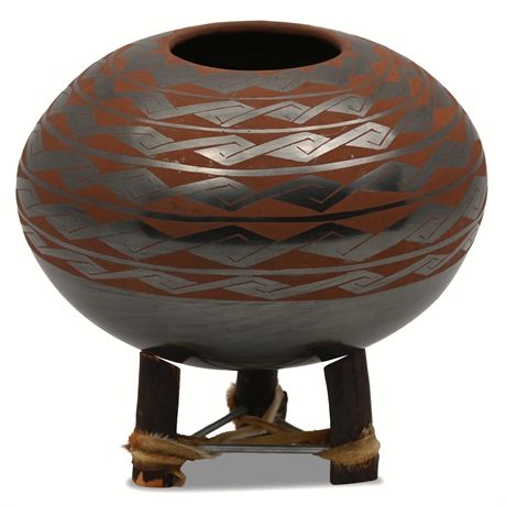 Mata Ortiz Pottery Jar by Cruz Villa – Geometric Black & Red Design with Stand