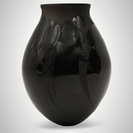 Lydia Quezada Black on Black Pottery Jar – Mata Ortiz