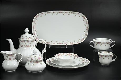 Wunsiedel Bavaria Porcelain China Set, Service for 4