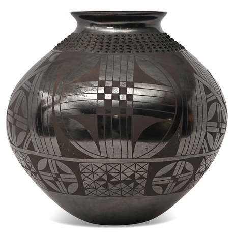 Jesus Pina Mata Ortiz Blackware Olla — Hand-Coiled, Geometric Etching