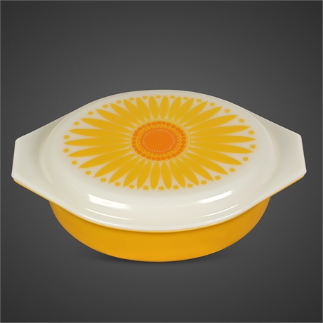 Pyrex #045 2.5 Qt Daisy Casserole Dish w/ Lid — Maker Marked, USA, 1968–73
