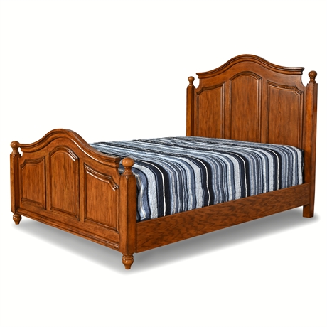 Arched Panel Queen Bed with Turned Posts