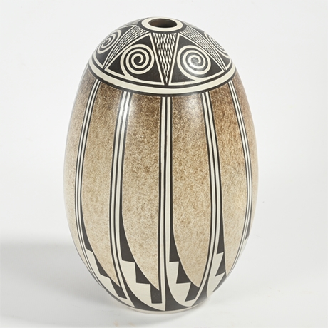Burel Naha - Vintage Hopi Pot