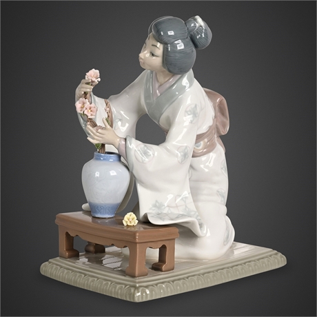 Lladró "Japanese Girl Arranging Flowers" Porcelain Figurine #4840