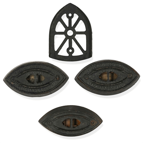 Set of 3 Colebrookdale Cast Iron Sad Irons with Trivet, Late 19th Century