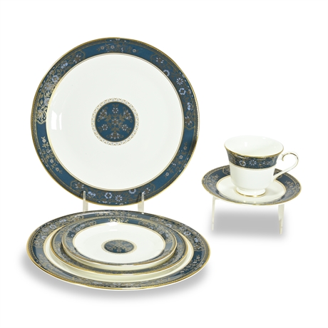 Royal Doulton 'Carlyle' Service for 12